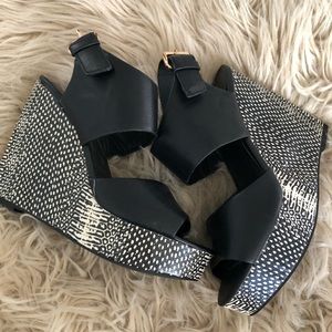 Mossimo black and white wedges. Like new.